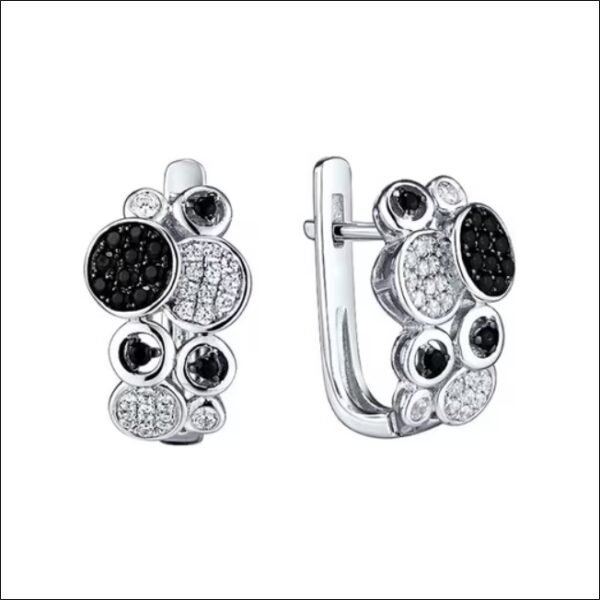pair of earrings;paire de boucles d'oreilles